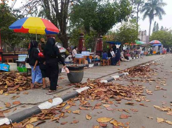 Sampah Berserakan Warnai CFD Taman Kota Sampit, Warga Minta Kebersihan Lebih Diperhatikan