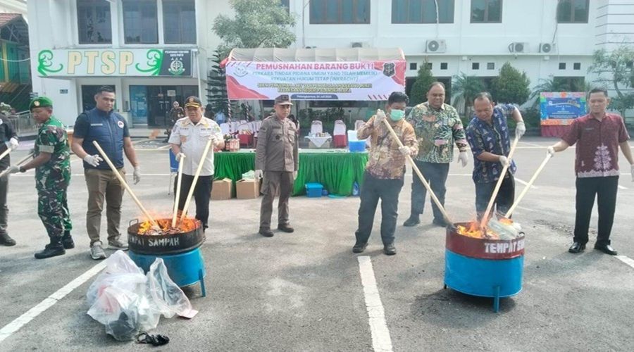 Header Barang Bukti Narkoba hingga Senjata Tajam Dimusnahkan Kejari Palangka Raya