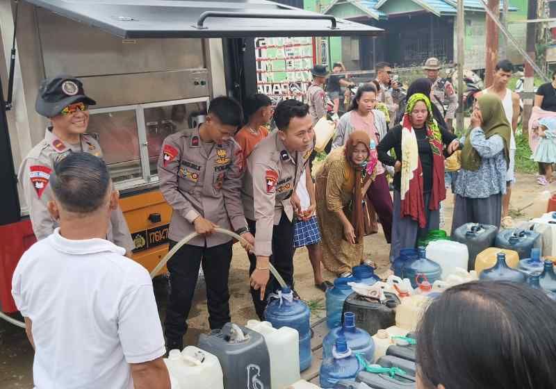 Header Krisis Air Bersih, Brimob Polda Kalteng Turunkan Alat Penjernih Air ke Desa