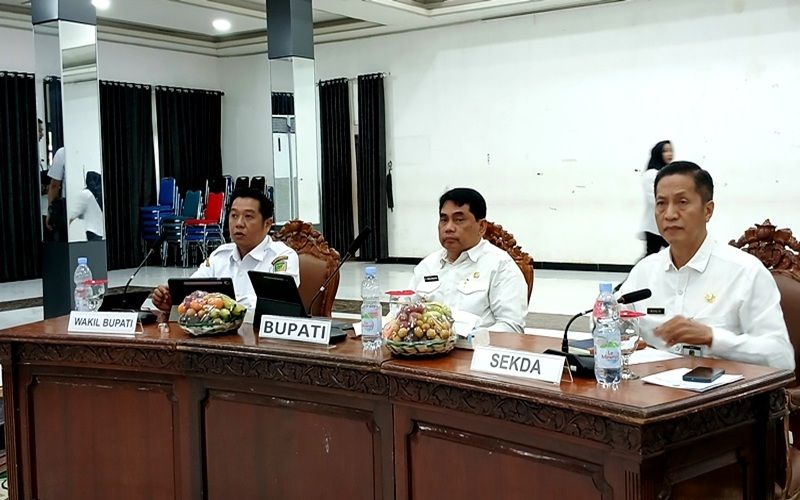 Header Bupati Shalahuddin Tegaskan Camat Harus Jadi Motor Penggerak Perubahan