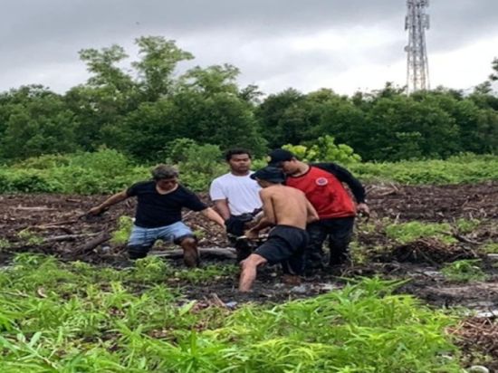 Seorang Lansia Usia 90 Tahun Ditemukan Terjebak di Rawa Gambut