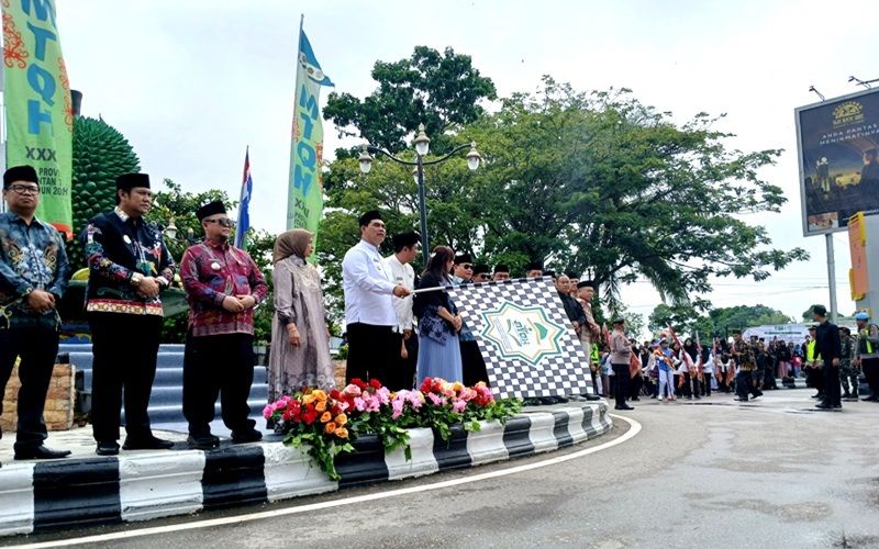 Header Bupati Lepas Pawai Ta’aruf MTQH XXXIII, Semarakkan Persatuan di Kalimantan Tengah
