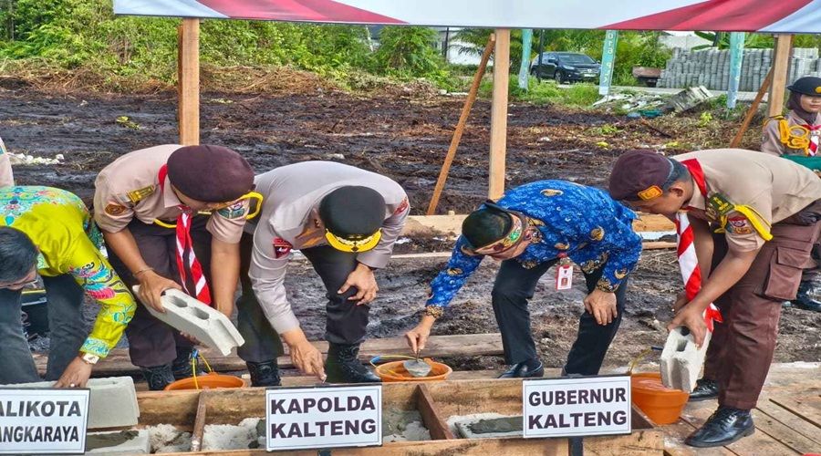 Header Mewakili Gubernur Kalteng, Sekda Letakkan Batu Pertama Pembangunan Koperasi Desa/Kelurahan Merah Putih