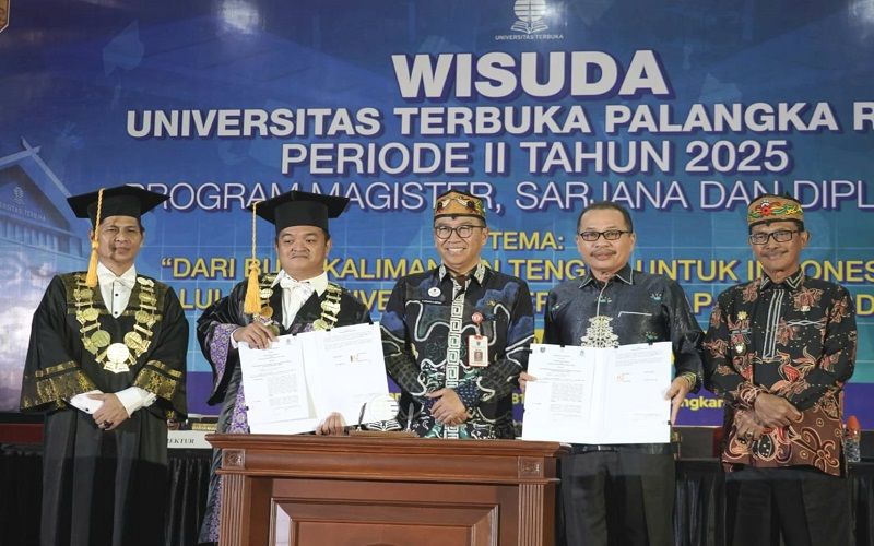 Header Plt. Sekda Kalteng Wakili Gubernur pada Wisuda UT Palangka Raya, Tegaskan Komitmen Peningkatan SDM