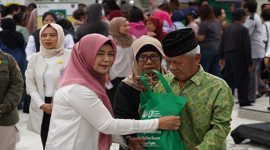 Header Asisten Ekbang Sri Widanarni Buka Bazar Gerakan Pangan Murah