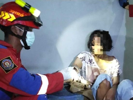 Tim Damkar Berusaha Gergaji Gelang Baja yang Akibatkan Tangan Wanita ODGJ Membusuk