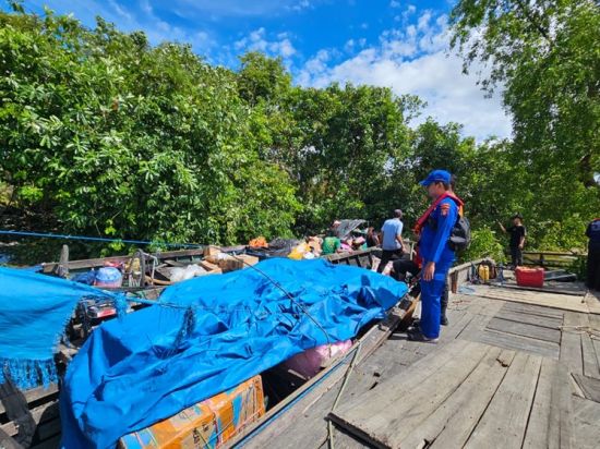 Ditpolairud Polda Kalteng Turun Evakuasi, Perahu Hampir Tenggelam di Sungai Kapuas