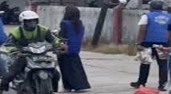 Anggota DPRD Kalteng Tomy Irawan Diran Berikan Takjil untuk Warga Palangka Raya