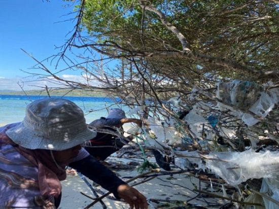 Jaga Kebersihan Pulau Menjangan Bali, Mahasiswa Universitas Brawijaya Bersihkan Kotoran Sampah