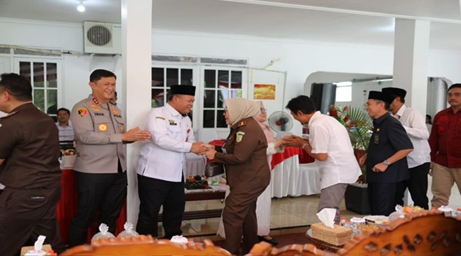 Header Plh. Asisten Pemkesra Hadiri Halalbihalal Pengadilan Tinggi Palangka Raya