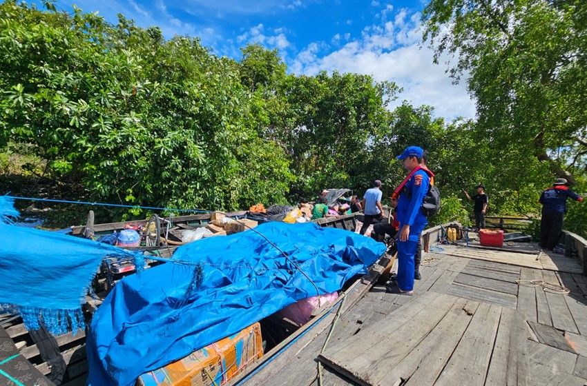 Header Ditpolairud Polda Kalteng Turun Evakuasi, Perahu Hampir Tenggelam di Sungai Kapuas