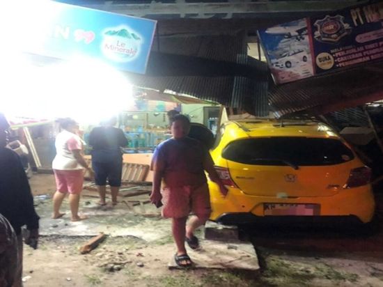 Diduga Pengemudi Mabuk, Brio Kuning Seruduk Warung Makan dan 3 Kendaraan, 1 Orang Luka