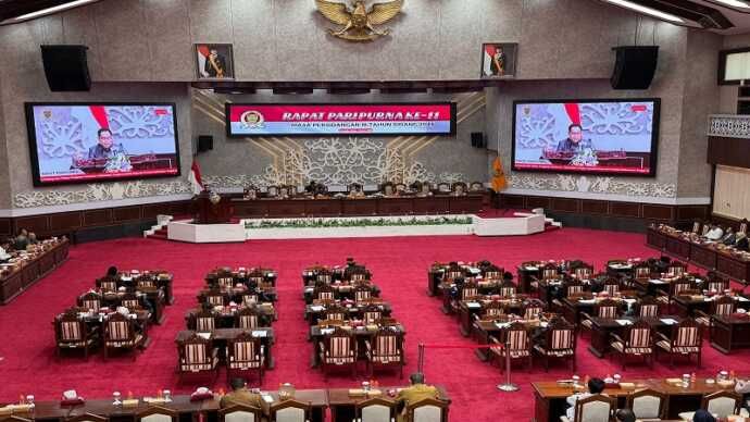 Header Fraksi DPRD Kalteng Sampaikan Pemandangan Umum Terhadap Dua Raperda