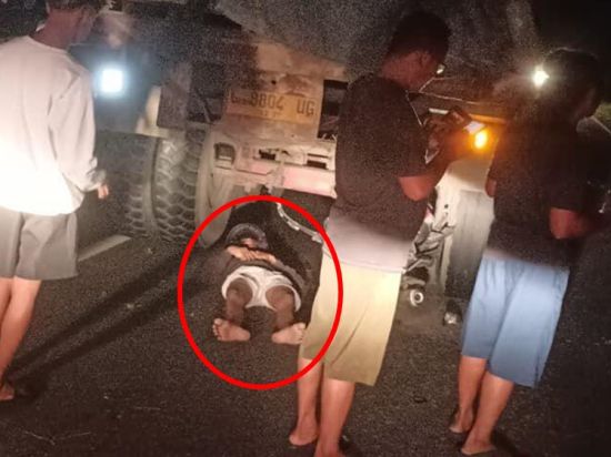 Remaja Tabrak Truk Tronton Parkir  di Mahir Mahar Km 19 Palangka Raya