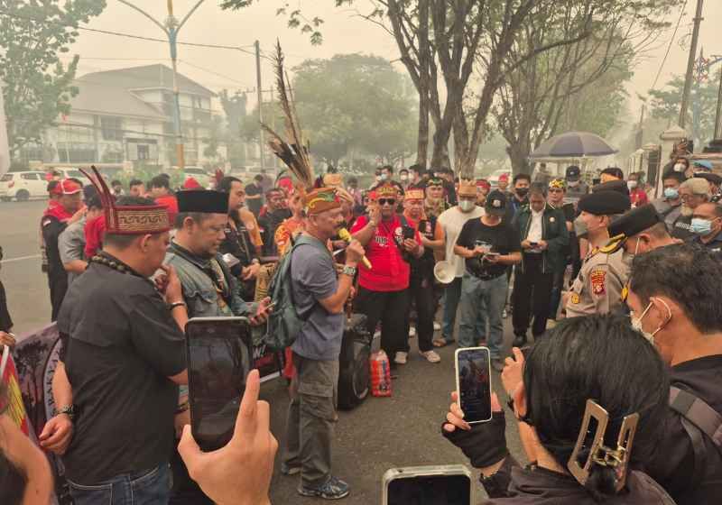 Header KRKT Desak Status Bencana Nasional untuk Karhutla Kalteng, Sekda Temui Massa