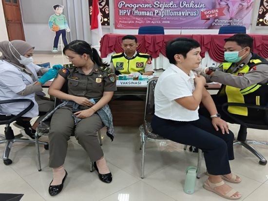 Rumah Sakit Bhayangkara Palangka Raya Berikan Vaksin Cegah Kanker Servick
