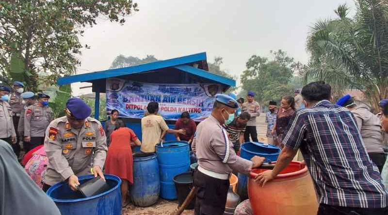 Polda Kalteng Salurkan Air Bersih untuk Warga Kotim Terdampak Karhutla