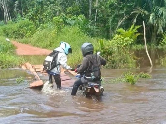 Taruhan Nyawa saat Melintasi Jembatan Kayu di Desa Batuah , Warga Desak Pembangunan 