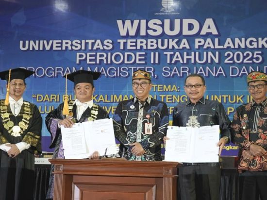 Plt. Sekda Kalteng Wakili Gubernur pada Wisuda UT Palangka Raya, Tegaskan Komitmen Peningkatan SDM