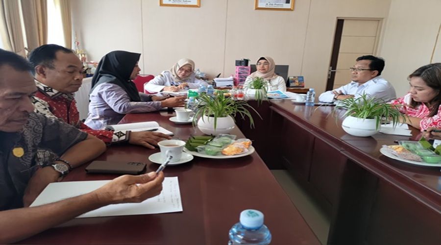 Header Dinas Koperasi dan UKM Kalteng Terima Kunjungan DPRD Kobar Bahas Percepatan Pembentukan Koperasi Merah Putih