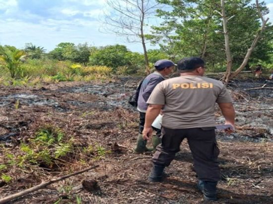 Polisi Bantu Padamkan Lahan Gambut di Jalan Banteng Ujung Palangka Raya