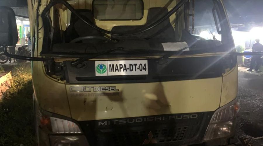 Hindari Motor , Truk Tabrak Mobil Parkir di Kecamatan Rakumpi Palangka Raya