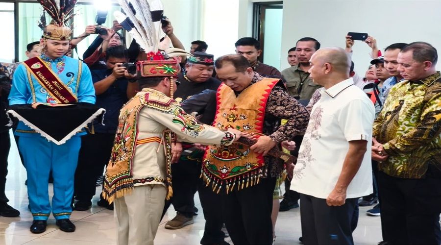 Header Menkop Ferry Joko Juliantono dan JAM Intelijen Reda Manthovani Terima Gelar Adat Dayak Saat Kunjungan Kerja di Kalteng