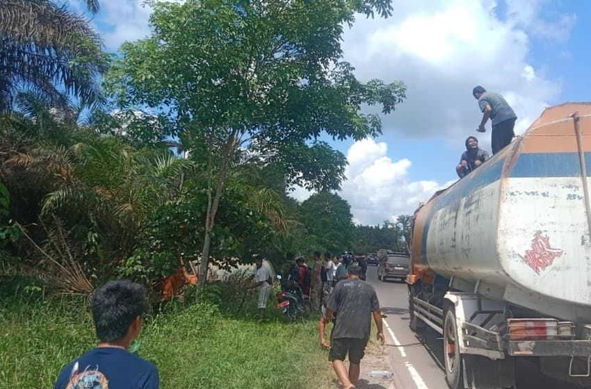 Header Laka Tunggal di Sampit, Sopir Truk Tangki CPO Terjepit di Kabin