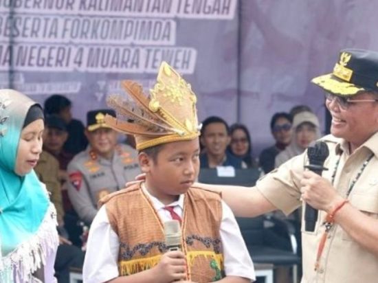 Gubernur Kalteng Tinjau Layanan Pendidikan dan Serahkan Bantuan di Muara Teweh