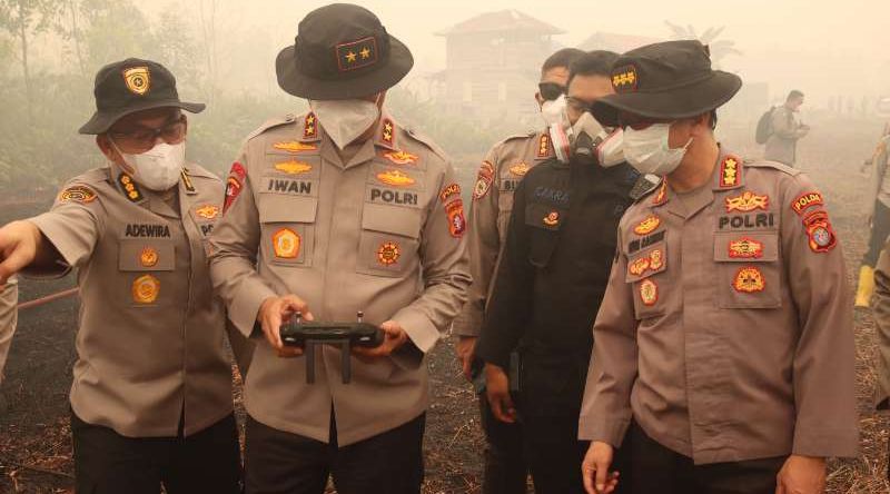 Kapolda Kalteng Turun Langsung Pantau Titik Api di Jalan Mahir Mahar Palangka Raya