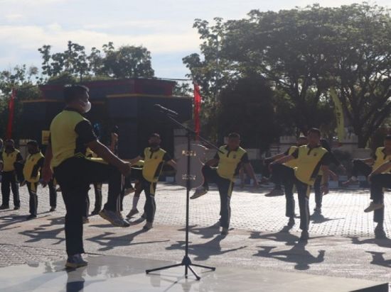 Kabag SDM Polres Seruyan Pimpin Olahraga Pagi Polres Seruyan