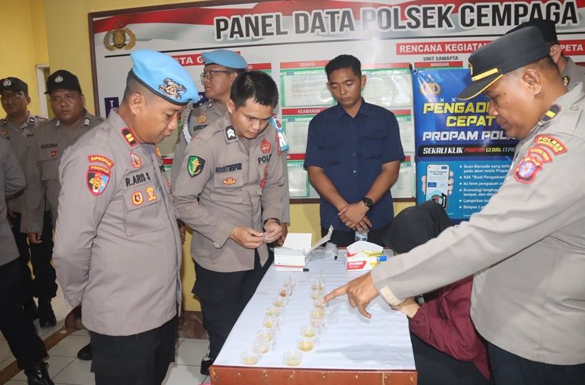 Header Wakapolres Kotim  Sidak Mendadak di Cempaga, HP Anggota Ikut Diperiksa untuk Cegah Judi Online