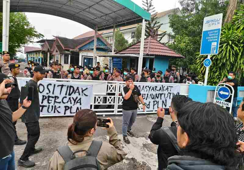 Header Listrik  Sering Padam PLN Didemo, Polisi Kawal Aksi Damai 