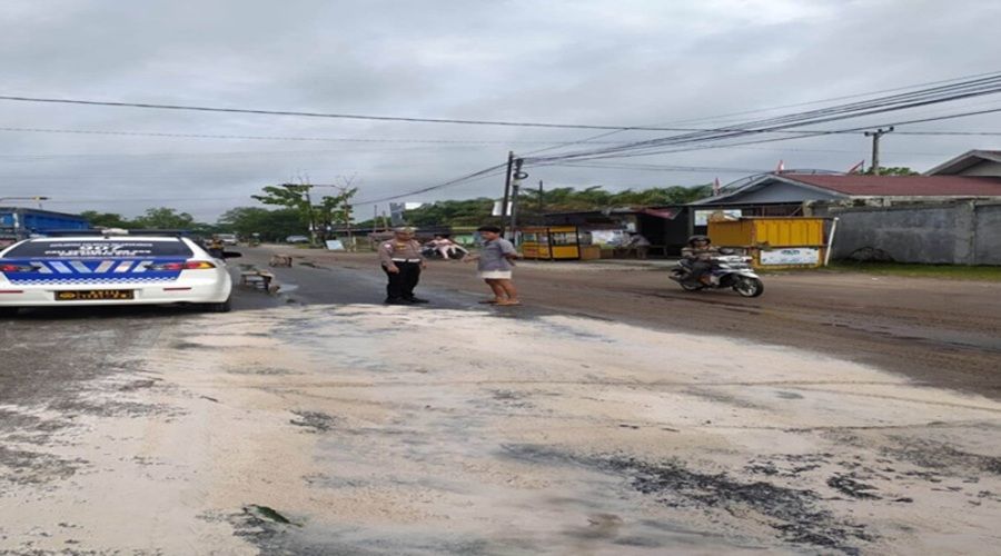 Header Bahayakan Pengguna Jalan, Tumpahan Solar di Jalan Tjilik Riwut Palangka Raya