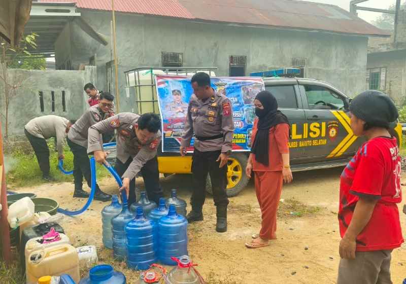 Header Warga Barsel Kesulitan Air Bersih, Polisi Salurkan 150 Ribu Liter dalam Sebulan