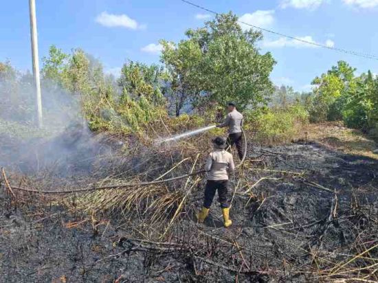 Ditsamapta Polda Kalteng  Gempur Padamkan Karhutla di Kecamatan Jekan Raya, Palangka Raya