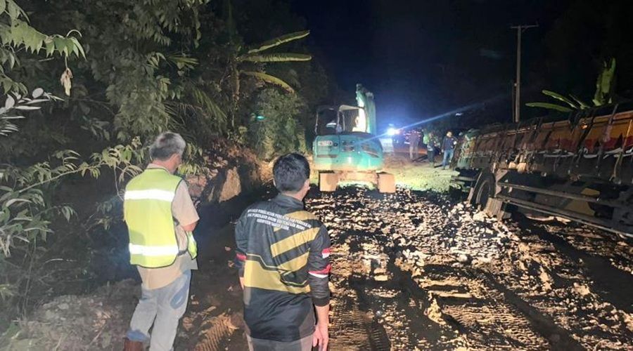 Header Tujuh Titik Rawan Dievakuasi, Bupati Soroti Bahaya Overload di Jalan Malawaken