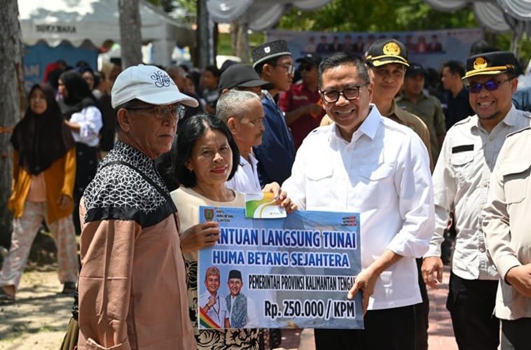 Header Plt Sekda Kalteng Salurkan Bantuan Pangan Presiden dan KHBS untuk 3.397 Warga Sukamara