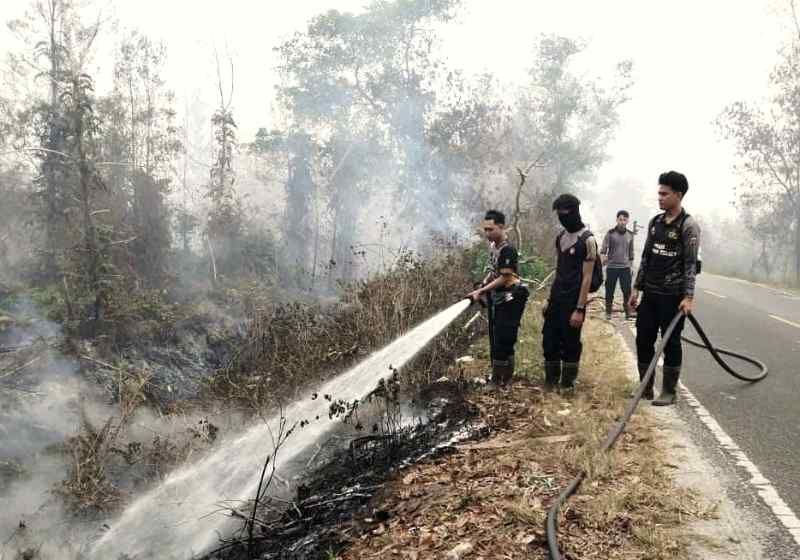 Header Cegah Api Kembali Muncul, Polda Kalteng Basahi Gambut di Mahir Mahar
