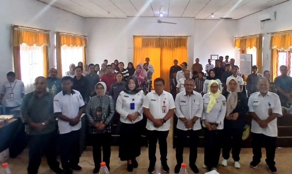 Header Disnakertranskop-UKM Latih Warga Eks Transmigrasi Kembangkan Usaha Ikan Air Tawar