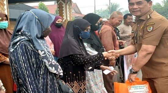 Kabut Asap, Bupati Bantu Salurkan Sembako ke Warga
