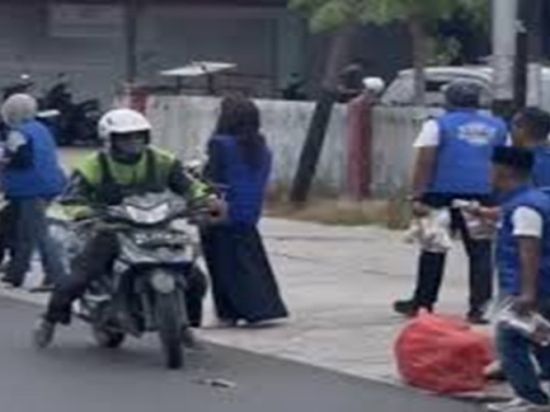 Anggota DPRD Kalteng Tomy Irawan Diran Berikan Takjil untuk Warga Palangka Raya