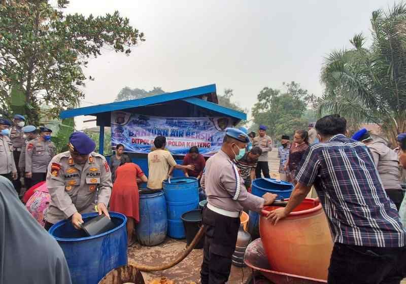 Header Polda Kalteng Salurkan Air Bersih untuk Warga Kotim Terdampak Karhutla