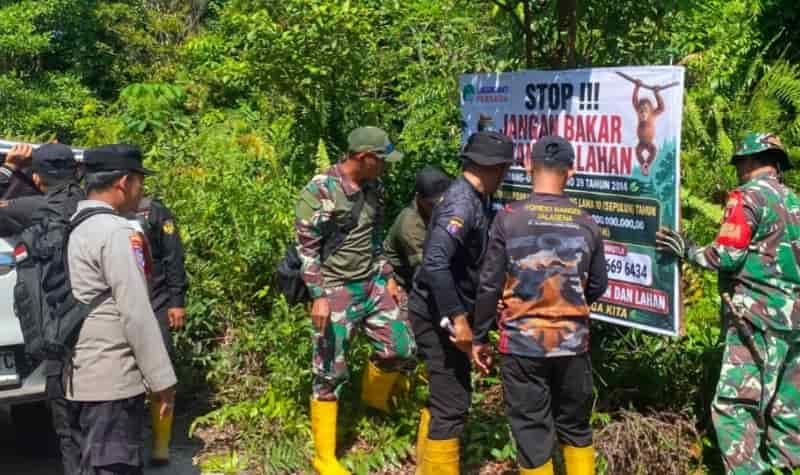 Header Suhu Cuaca Semakin Panas, Polisi Pasang Spanduk Peringatan Karhutla di Sei Gohong