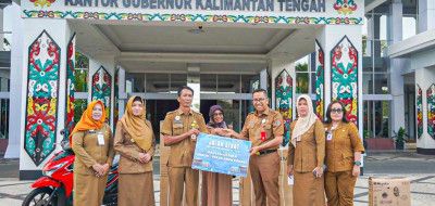 Header Plt. Sekda Kalteng Serahkan Hadiah Doorprize Jalan Sehat Harkopnas Tahun 2025