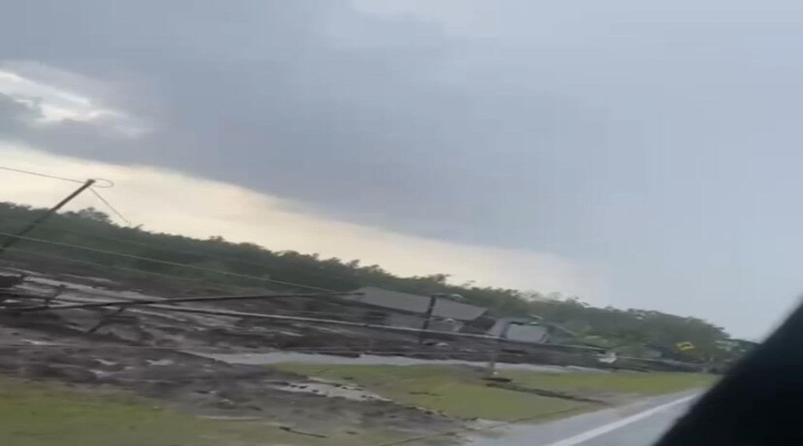 Header Akibat Cuaca Ekstrem, Sejumlah Tiang Listrik di Jalan Tjilik Riwut Km 16  Palangka Raya Roboh