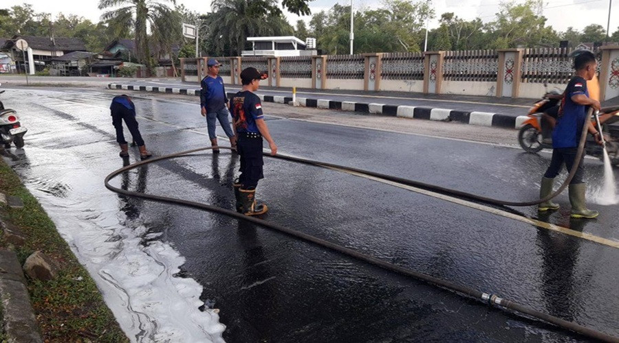 Tumpahan Solar di Bundaran Mahir Mahar Akibatkan Dua Pengendara Motor Terjatuh