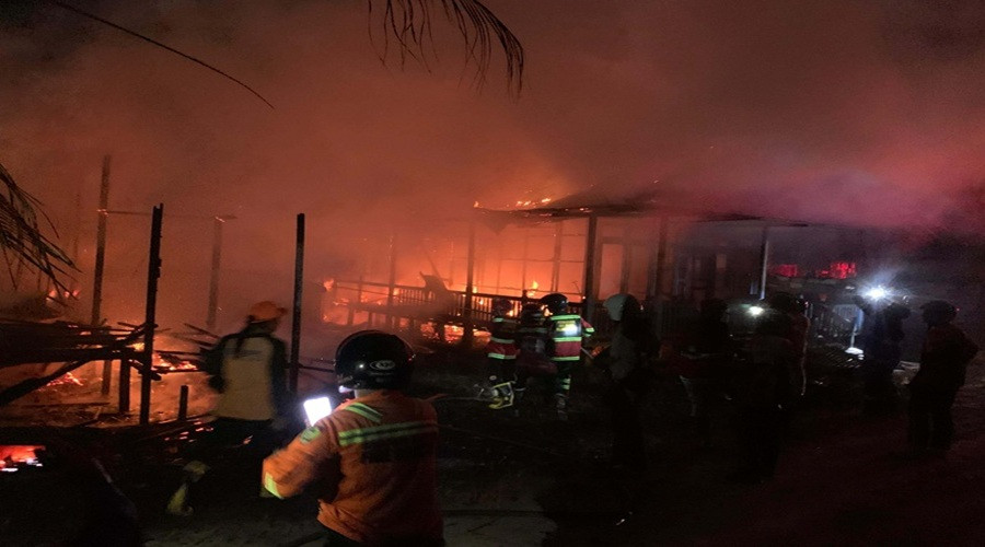 Header Kebakaran Menjelang Magrib Hanguskan Rumah dan Barak di Jalan Hiu Putih Palangka Raya