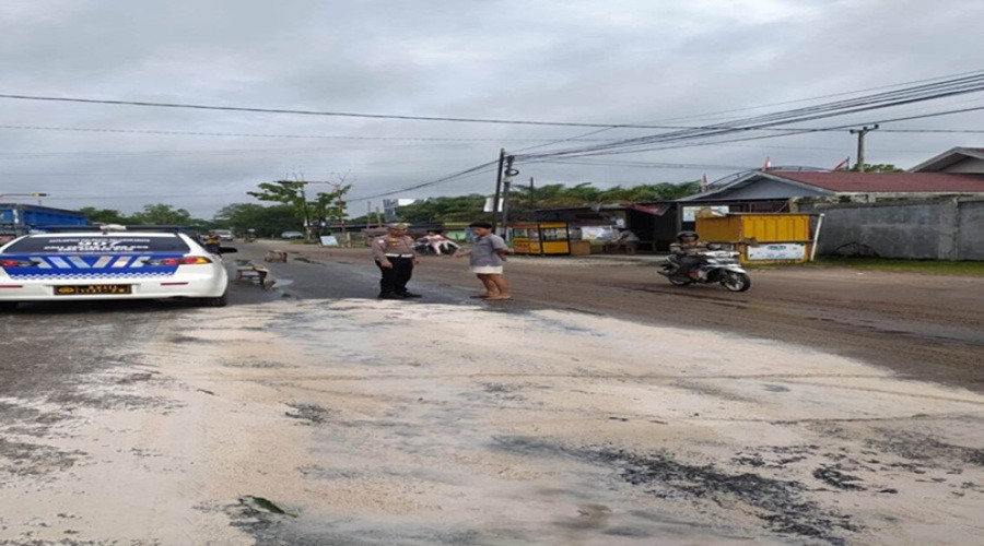 Header Bahayakan Pengguna Jalan, Tumpahan Solar di Jalan Tjilik Riwut Palangka Raya