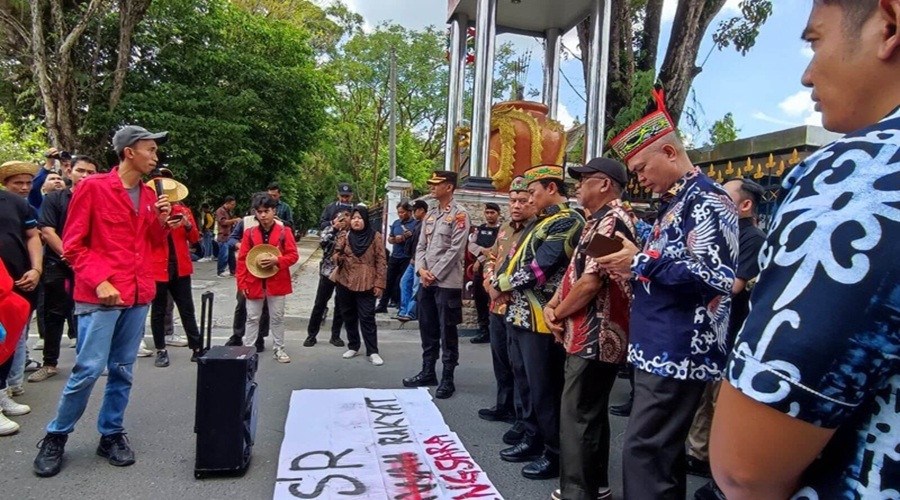 Header Mahasiswa Gelar Aksi di Depan Kantor Gubernur Kalteng, Serukan Keadilan untuk Petani